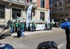 Concentración de sanitarios convocada por CSIF frente a ala subdelegación del Gobierno en León.