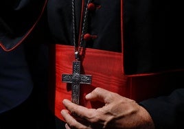 El cardenal Jean-Paul Vesco llega al cónclave para elegir al nuevo Papa en Roma