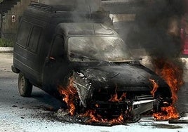 Imagen de la furgoneta calcinada.