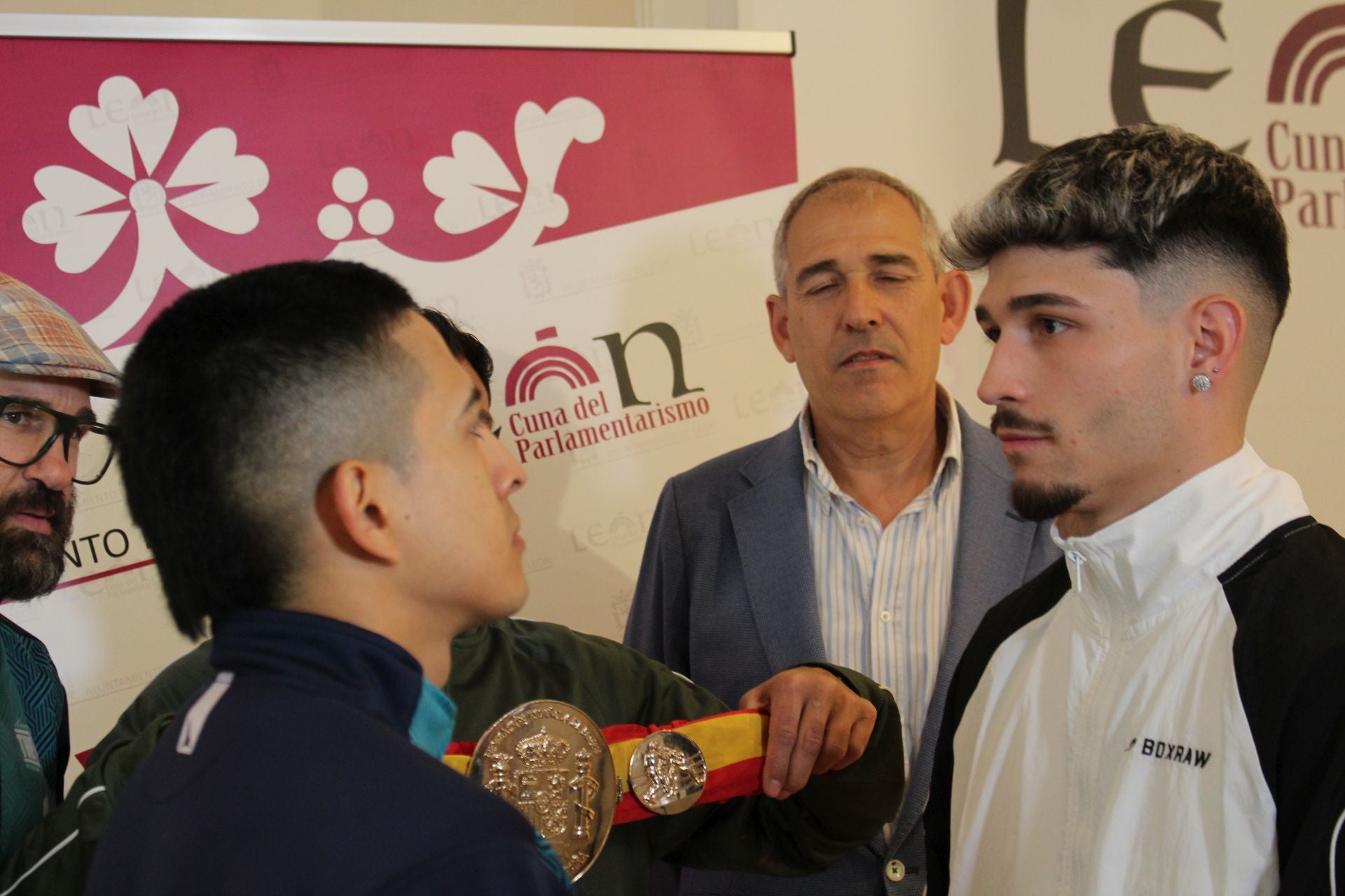 Barrul calienta el combate con Zabala por todo León