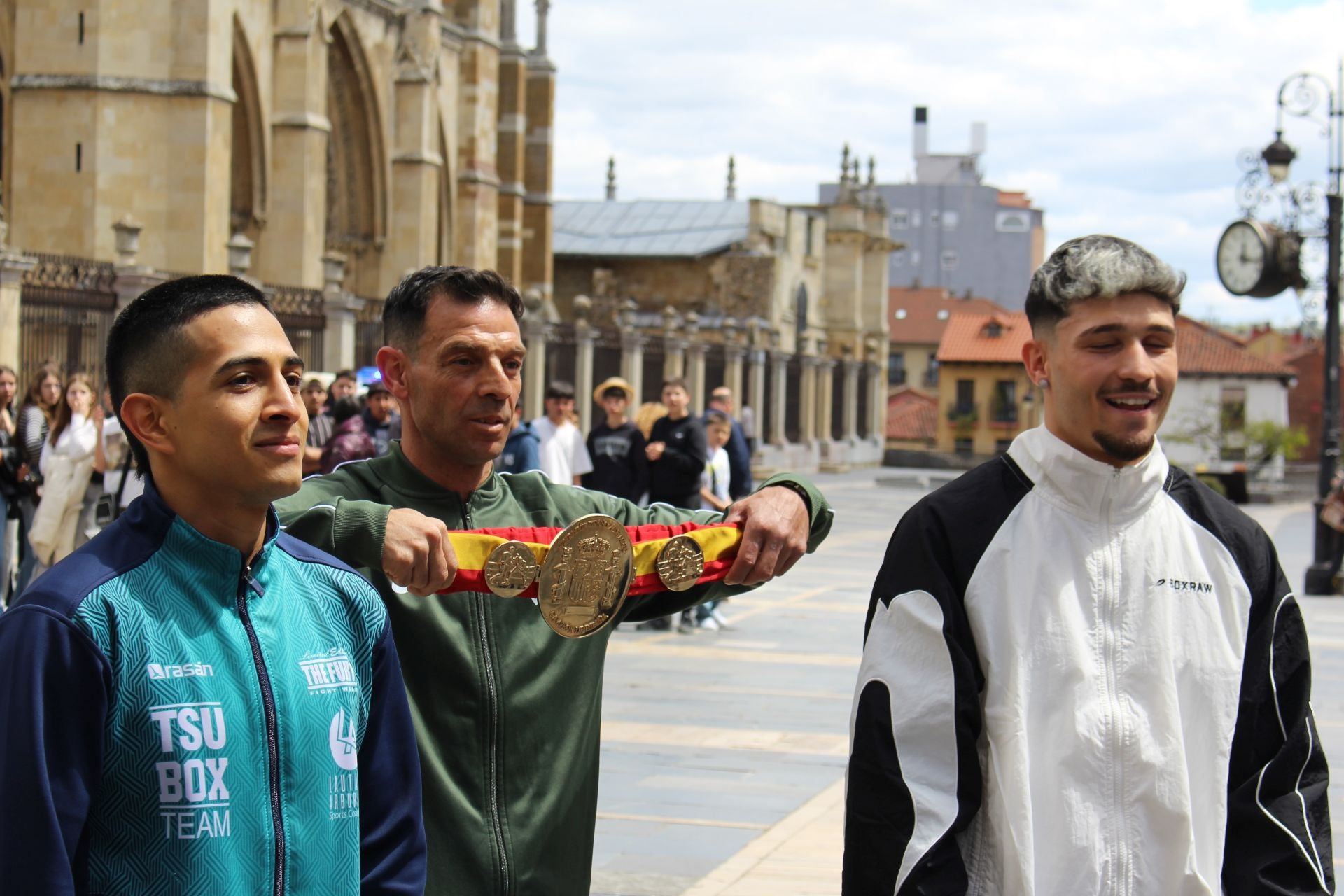 Barrul calienta el combate con Zabala por todo León