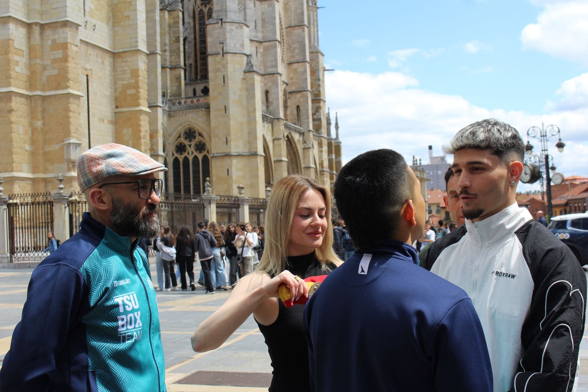 Barrul calienta el combate con Zabala por todo León