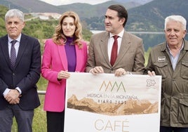 El consejero de Medio Ambiente, Vivienda y Ordenación del Territorio, Juan Carlos Suárez-Quiñones y la viceconsejera de Acción Cultural, Mar Sancho, presentan la VIII Edición de Músicos en la Montaña.