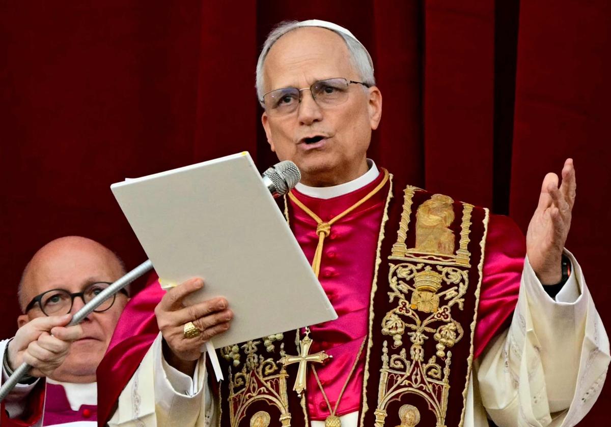 Robert Prevost, el nuevo papa León XIV, en su plática desde el balcón de la plaza de San Pedro.