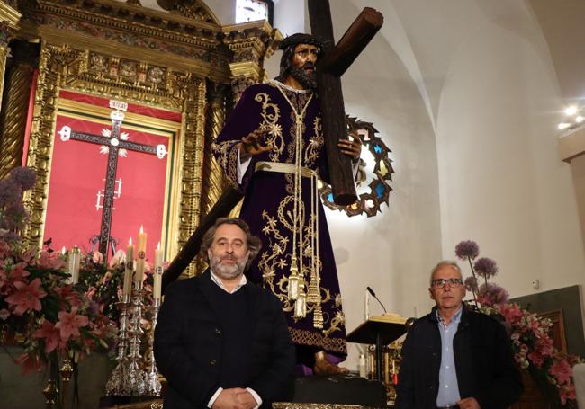 Alfonso Escapa -seise del Nazareno- y Juan Carlos Campo -jefe del equipo de montaje-.