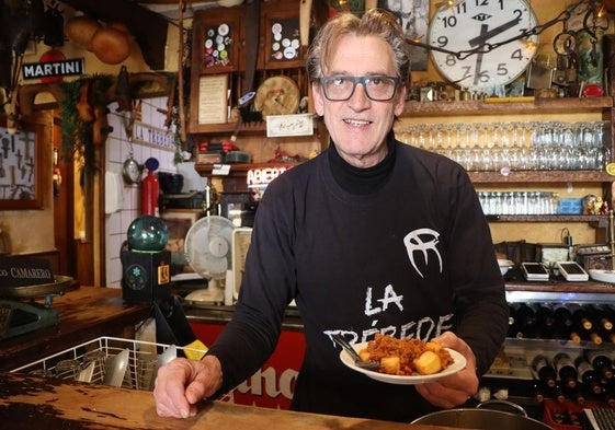 Jesús González sostiene una tapa de picadillo con patatas.