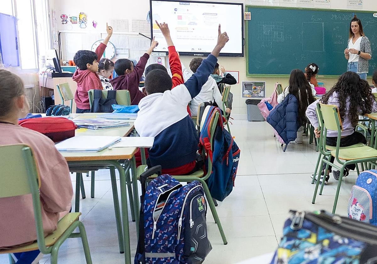Un aula de alumnos en plena clase no lectiva durante la mañana de ayer en el CEIP Vélez de Guevara de Logroño