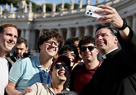 Numerosos visitantes han vivido en la plaza de San Pedro la elección del nuevo Papa.