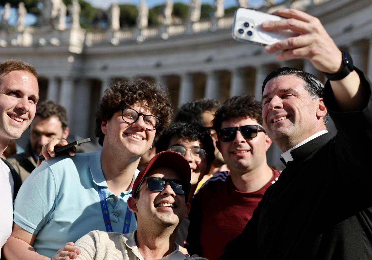 Numerosos visitantes han vivido en la plaza de San Pedro la elección del nuevo Papa.