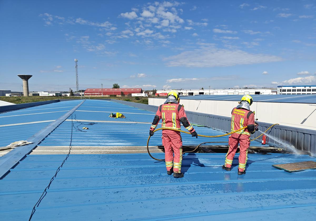 Incendio en una nave industrial en Onzonilla
