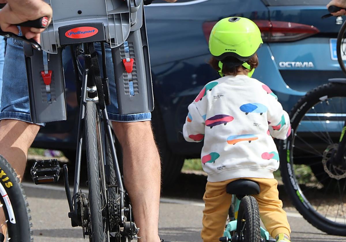 Imagen de archivo de participantes del Día de la Familia sobre Ruedas del año 2024