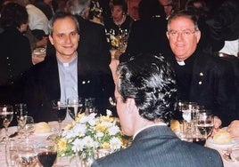 El prior Prevost -a la izquierda-, actual papa, en una comida en San Marcos.