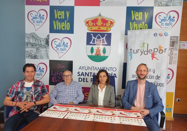 Julio Tolón (2i), en una rueda de prensa en el ayuntamiento,