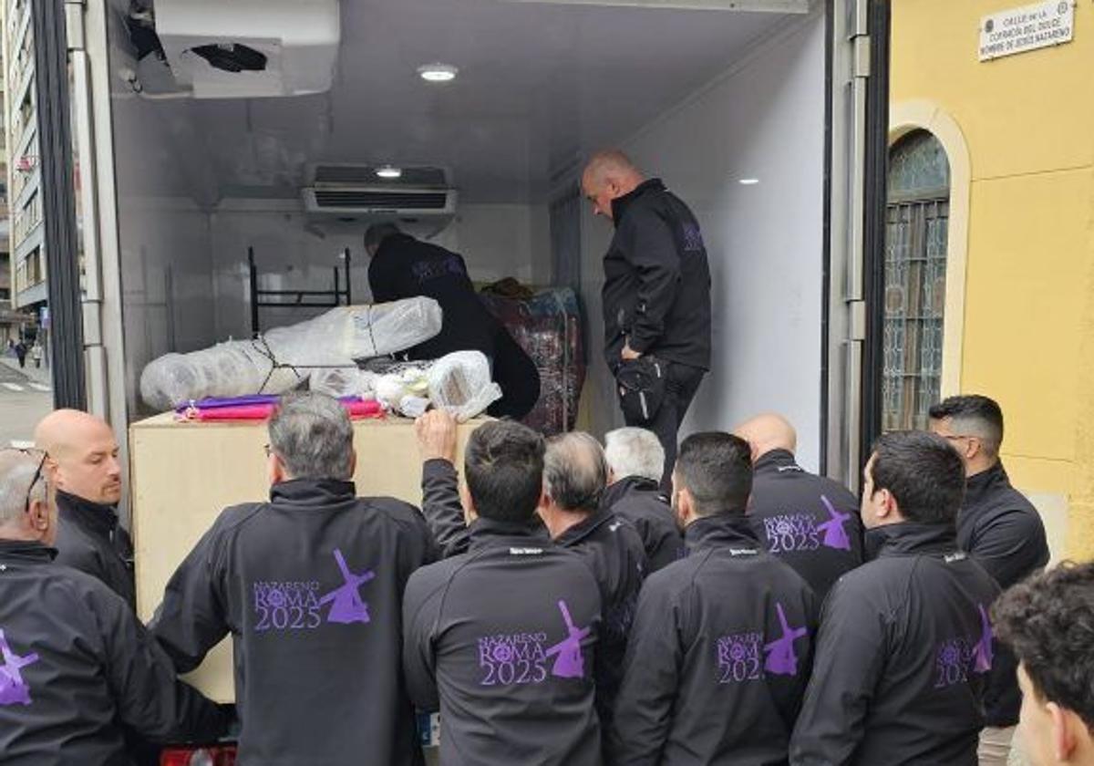 Arranca el camino a Roma del Nazareno: furgoneta, barco y corazón