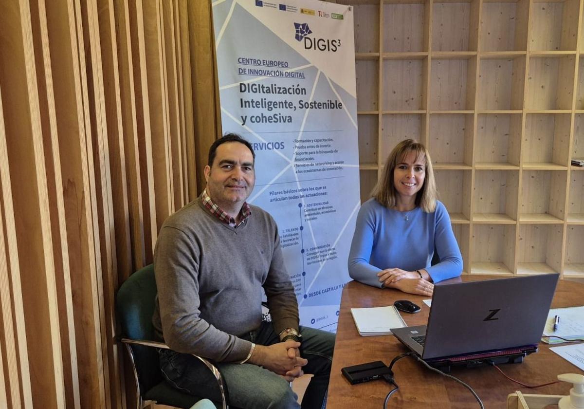 Imagen de la primera reunión entre la investigadora de la ULE y el alcalde de Fresno de la Vega.