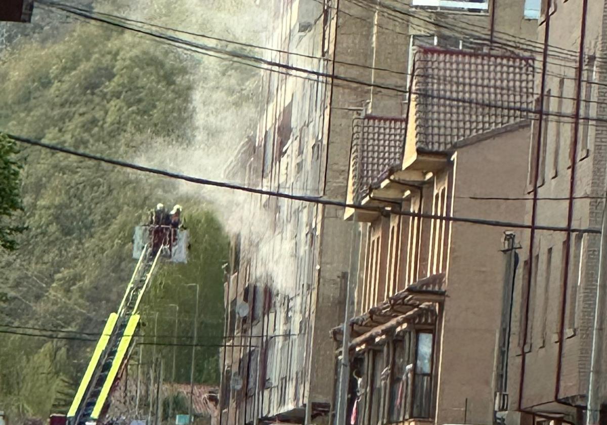El humo saliendo desde la vivienda.