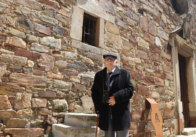 José Miguel Alonso Gavela frente a la ventana de la celda.