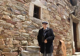 José Miguel Alonso Gavela, presidente de la Hermandad frente a la ventana de la celda