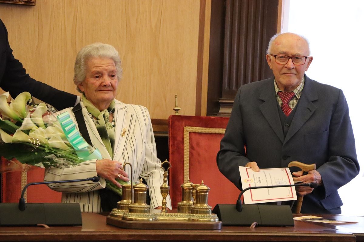 Homenaje a las parejas leonesas que han cumplido 50 y 60 años de casados