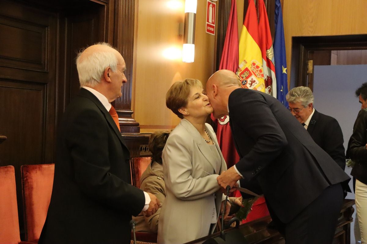 Homenaje a las parejas leonesas que han cumplido 50 y 60 años de casados