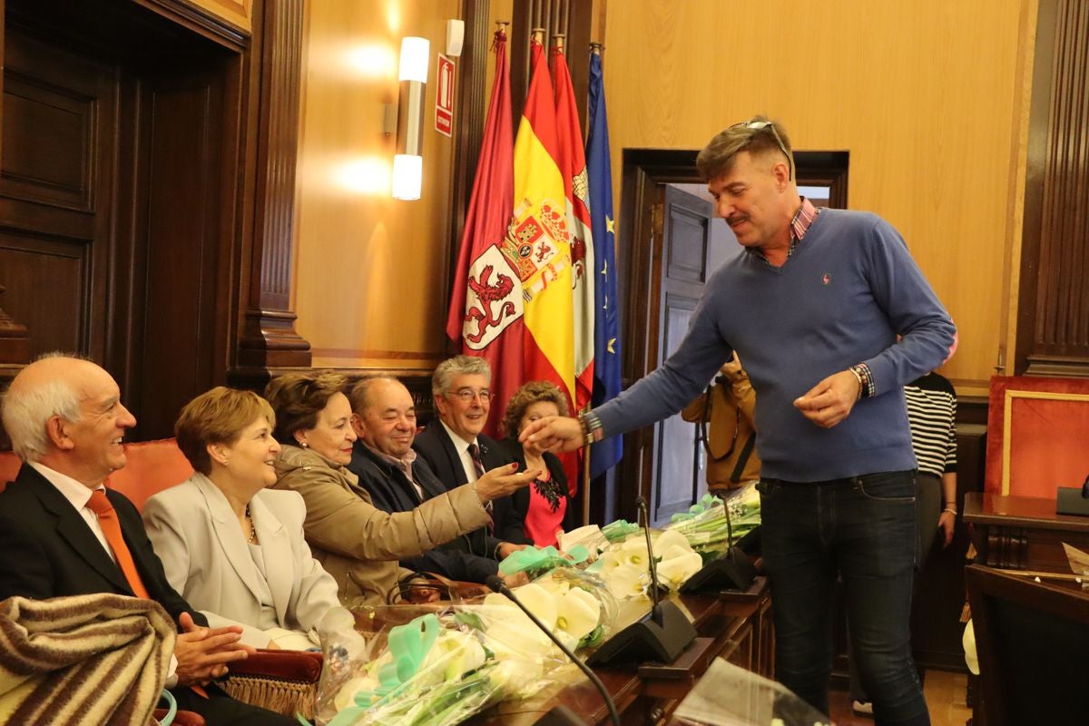 Homenaje a las parejas leonesas que han cumplido 50 y 60 años de casados