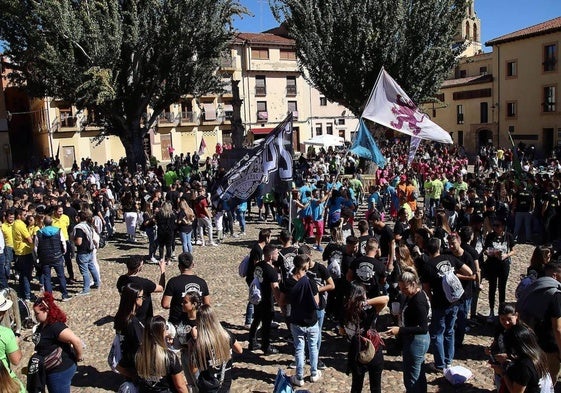 Imagen de archivo de una fiesta de peñas en León.