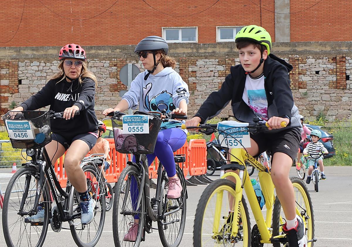 Imagen de participantes en el Día de la Familia sobre Ruedas de Leonoticias en 2024