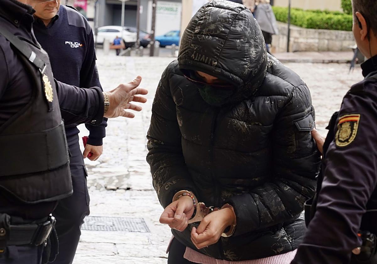 La acusada a su llegada a la lectura del veredicto en la Audiencia provincial de León.