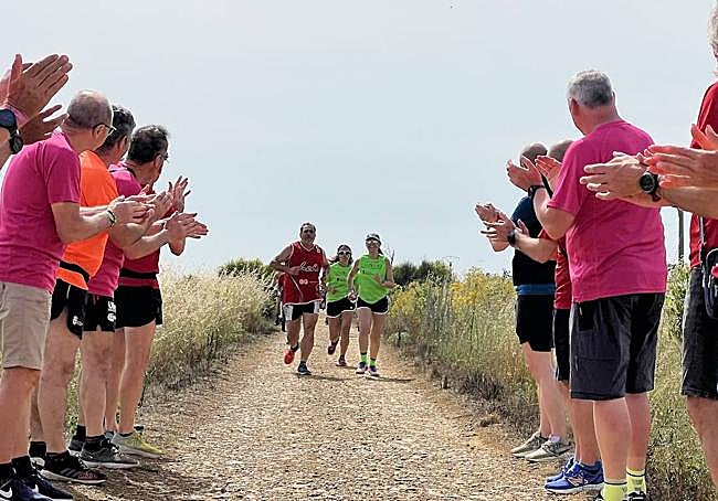 Voluntarios y participantes corriendo en 'A Santiago contra el cáncer'