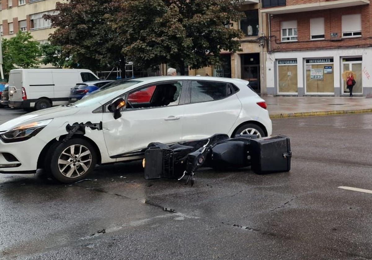 Un motorista de 21 años herido al chocar con un coche en un barrio de León