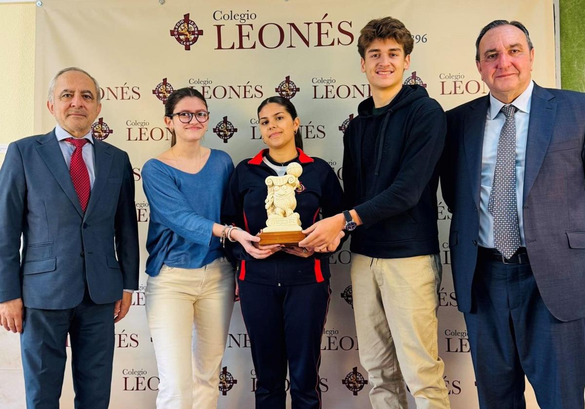 Los tres jóvenes leones premiados en el certamen 'Vidiomas: una empresa de tu ciudad' junto al director general de la institución y el director académico del centro