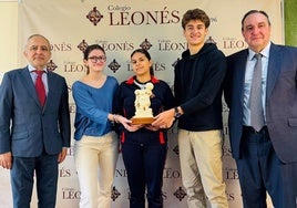 Los tres jóvenes leones premiados en el certamen 'Vidiomas: una empresa de tu ciudad' junto al director general de la institución y el director académico del centro