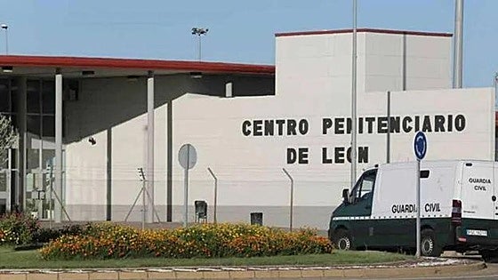 Trasladan a Villahierro a los seis supuestos implicados en la muerte de una niña de 2 años en Plasencia