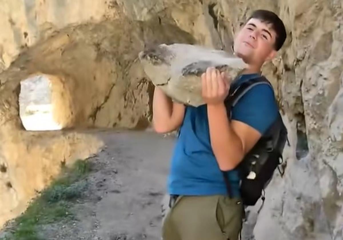 Indignación tras grabarse un joven tirando una gran roca en la ruta del Cares