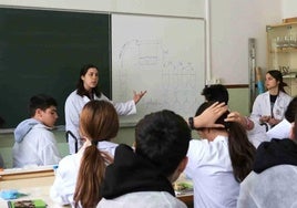Varios estudiantes participan en una de las clases del Grado de Biotecnología