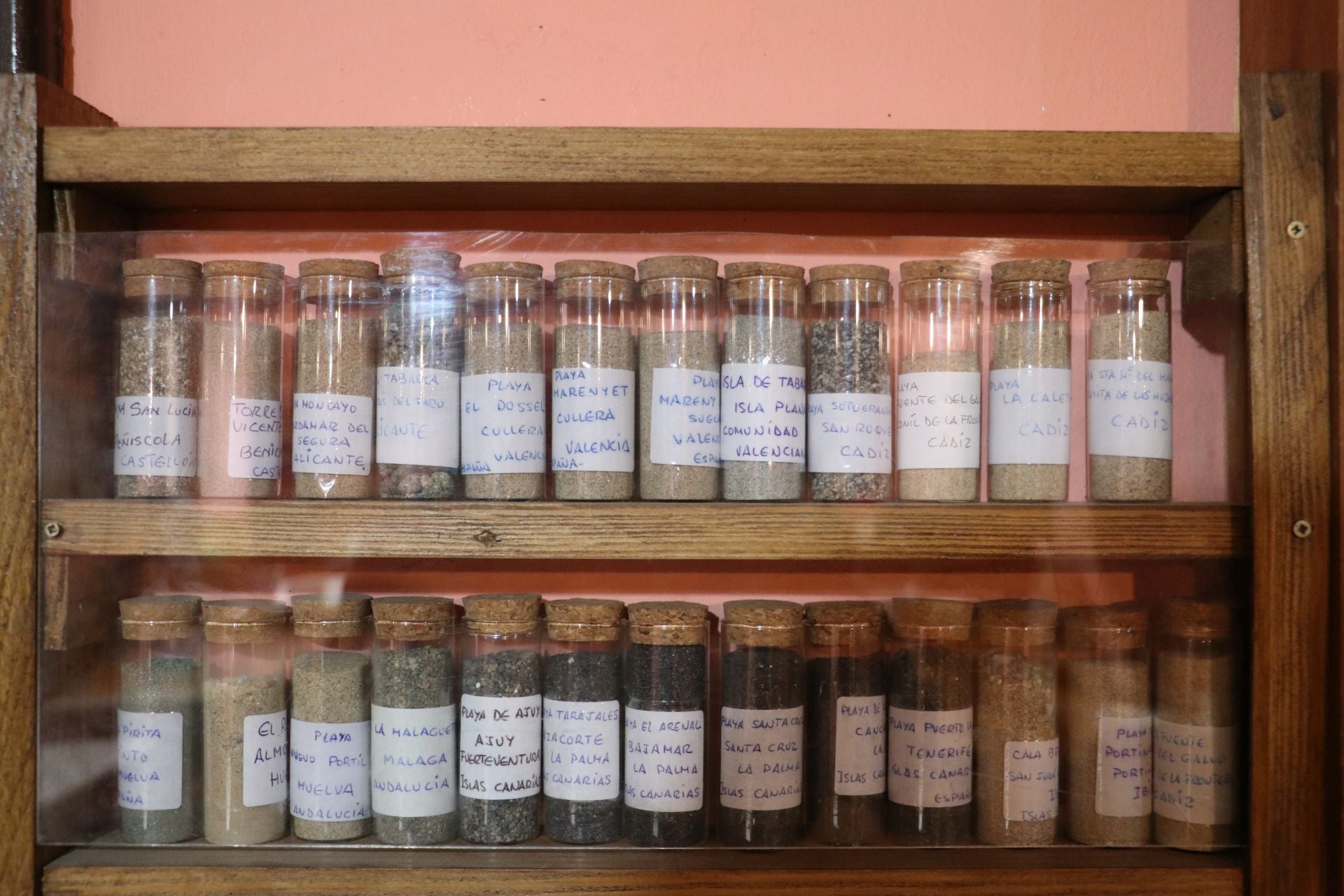 Imagen secundaria 2 - Imágenes de las estanterías de colección del establecimiento.