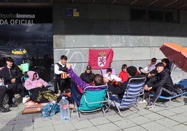 Improvisada acampada frente al Reino de León para conseguir una entrada para el derbi.