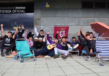 Locura en el Reino de León: aficionados acampan para conseguir entrada para el derbi