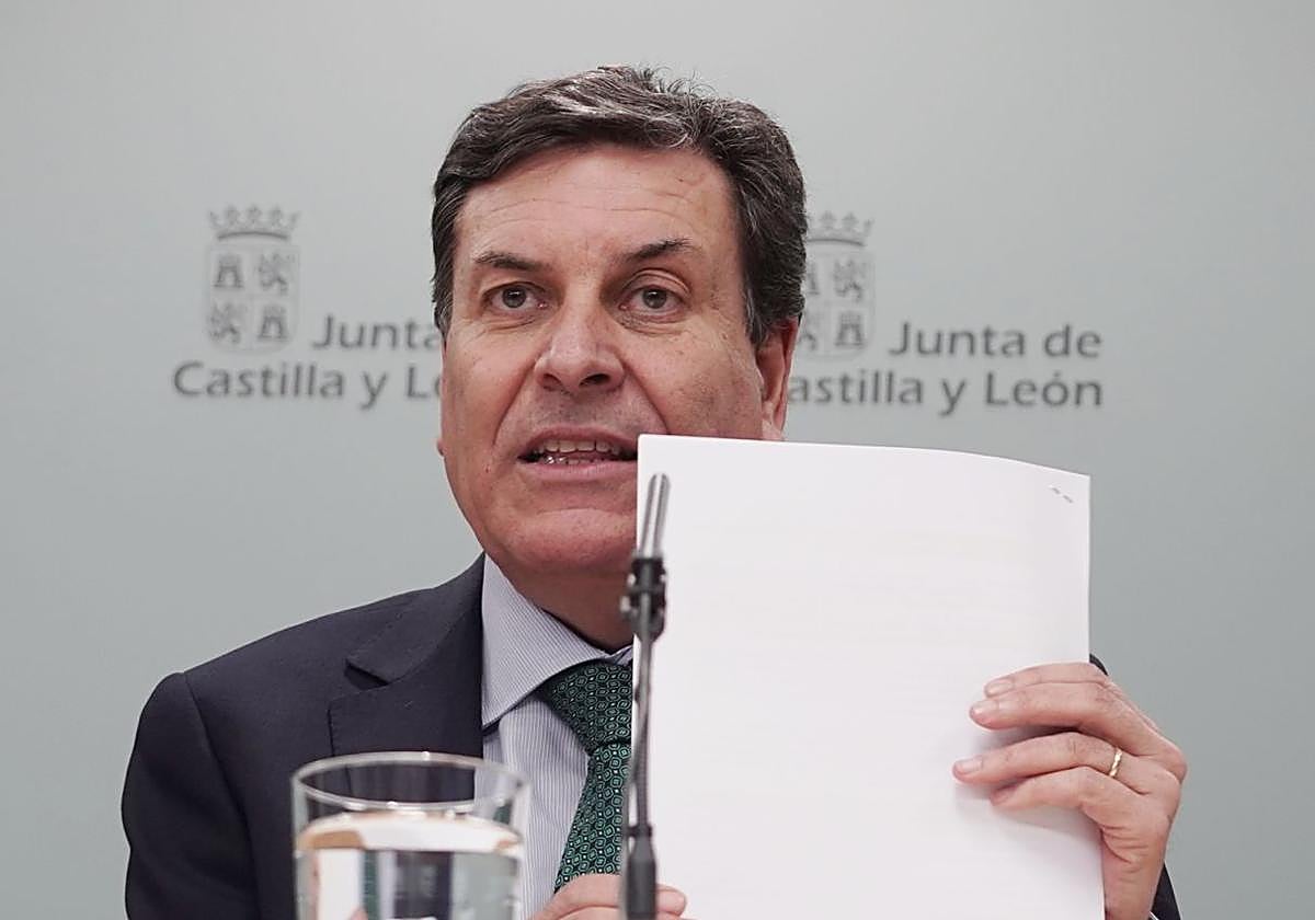 El portavoz de la Junta y consejero de Economía y Hacienda, Carlos Fernández Carriedo, comparece en rueda de prensa posterior a la reunión del Consejo de Gobierno.