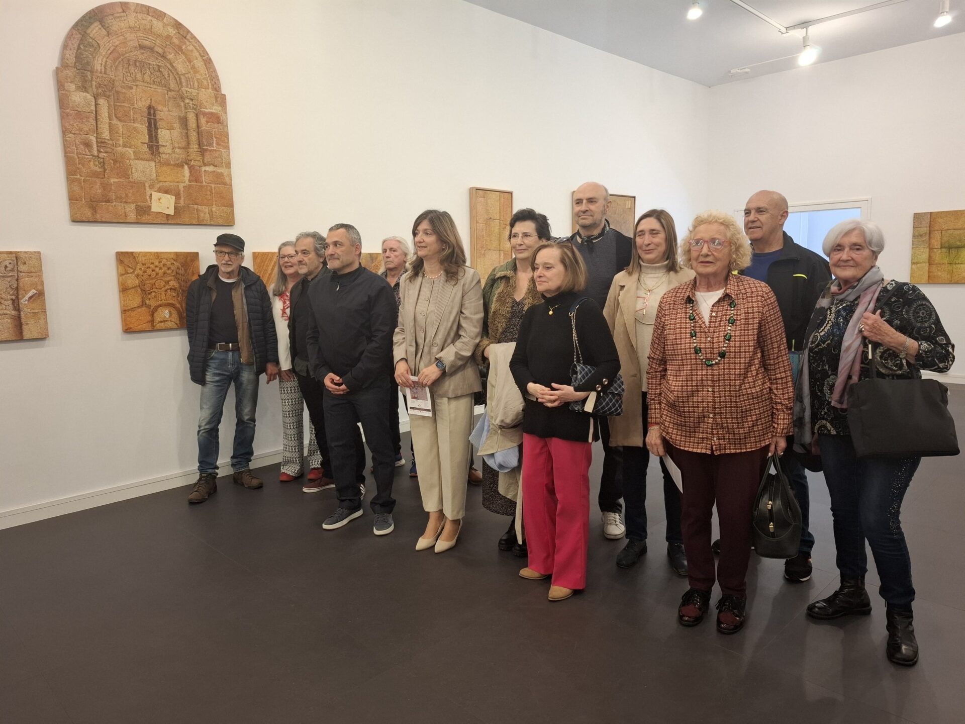 La rectora de la Universidad de Léon, Nuria González, jutno lso participantes de la muestra