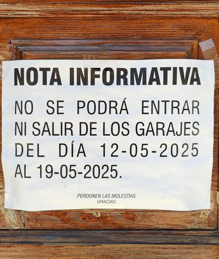 Imagen secundaria 2 - Vallado en la calle Alfonso el Justiciero impidiendo el paso a peatones y vehículos; la calle Carreras; y un cartel en una de las viviendas con la prohibición de acceso a los garajes.