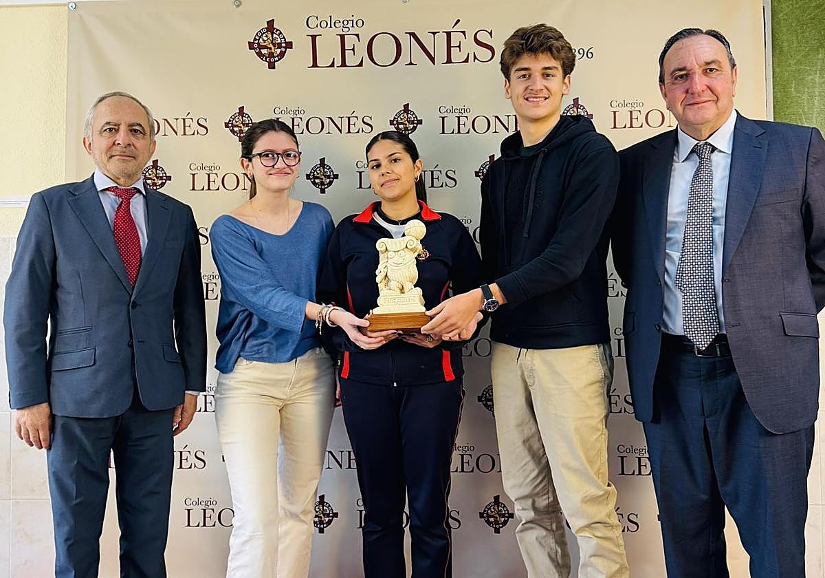 Los estudiantes María Urdiales, Carla Cabezas y Juan Soto en el certamen « Vidiomas: una empresa de tu ciudad»