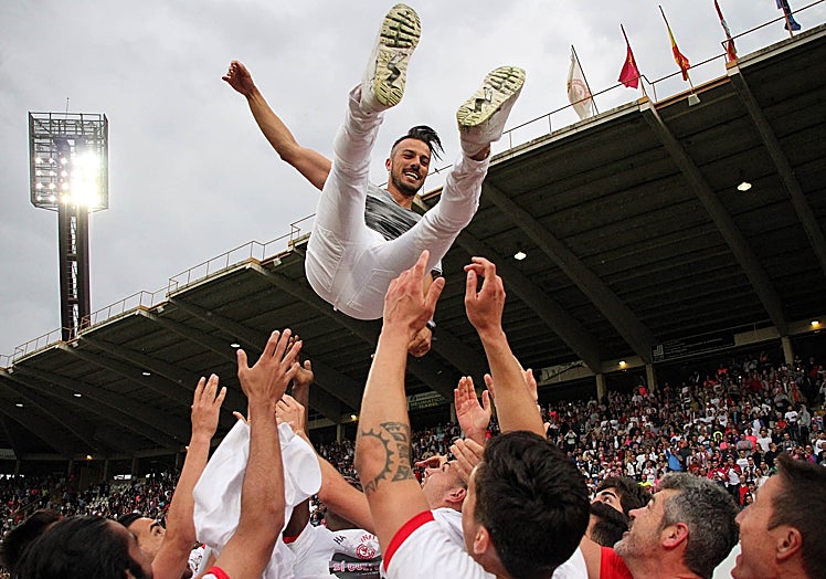 Los jugadores mantean a Rubén de la Barrera tras el ascenso a Segunda