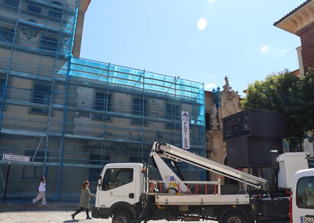 Imagen secundaria 1 - Técnicos trabajando en los proyectores de San Isidoro.