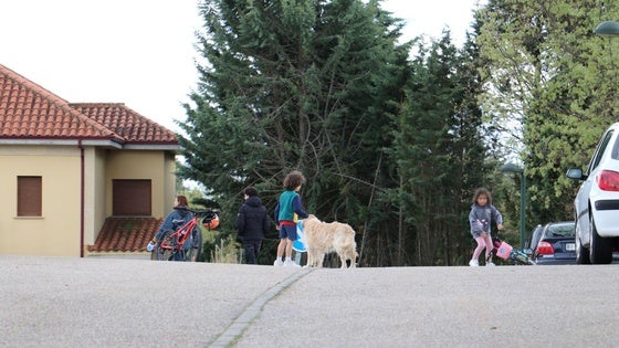 Un grupo de niños juega en una de las calles de Estrella de Izar.