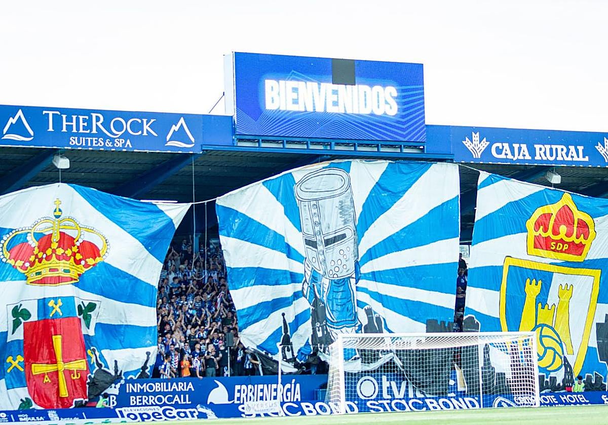 Tifo de la afición berciana en el inicio del partido.