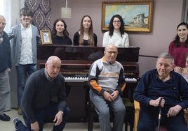El grupo de piano junto a enfermo de Alzheimer.