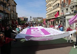 Los leonesistas sosteniendo la pancarta gigante en la que se muestra la palabra Lexit.
