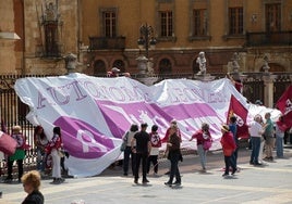 Los leonesistas colocando la pancarta gigante en la Catedral de León