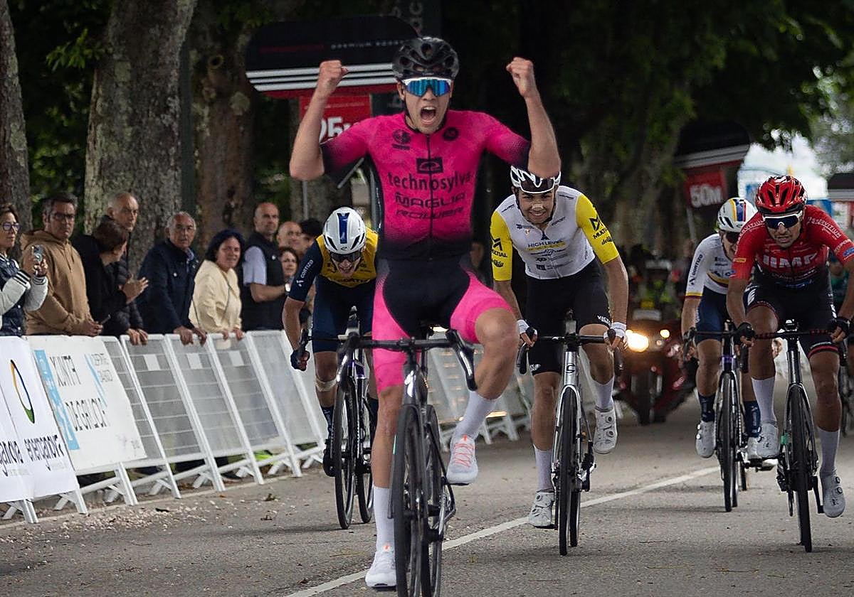 Savekin celebra la victoria.